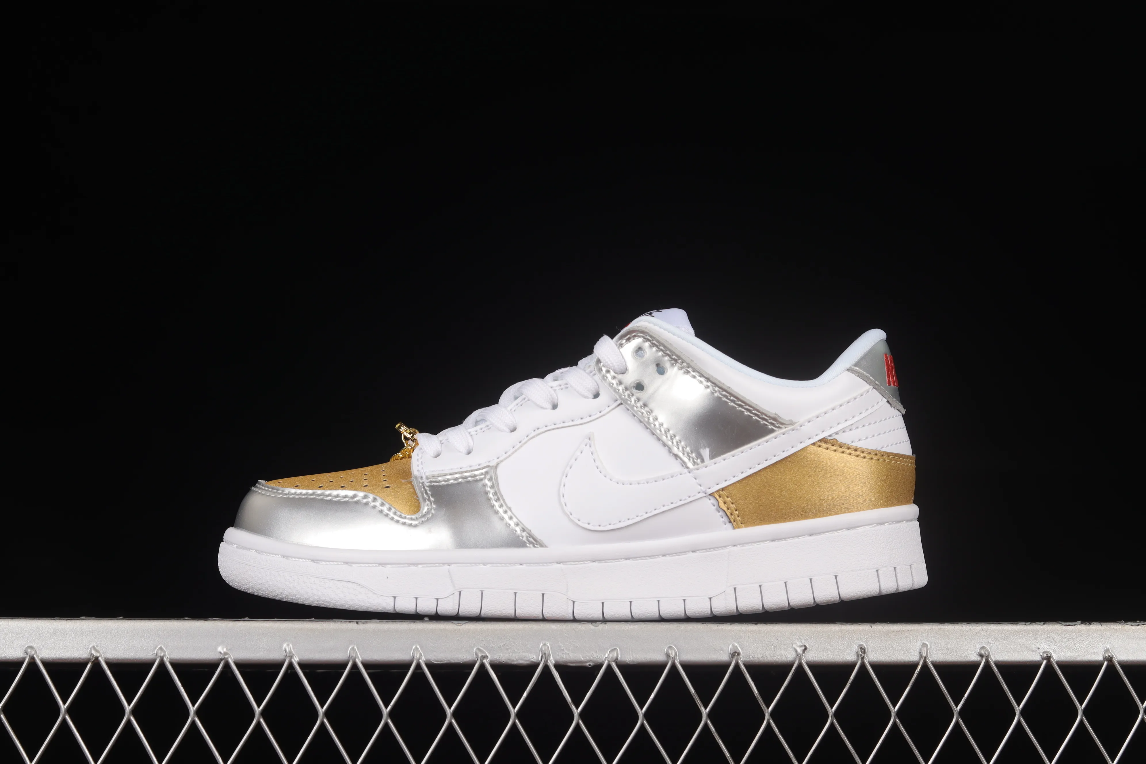 All Categories Nk SB Dunk Series Nk SB Dunk Low Low-top Sneakers Nk Dunk Low "Metallic" Golden Horn King SB Smashing Backboard Fashion Casual Sneakers DH4403-700
